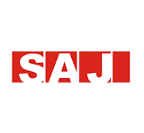 Logo von SAJI in roten und weißen Buchstaben.